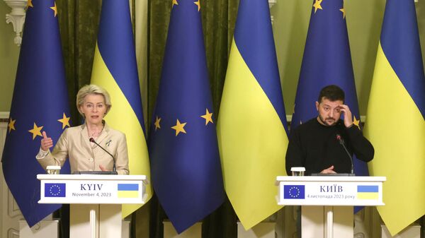 A presidente da Comissão Europeia, Ursula von der Leyen e o presidente da Ucrânia, Vladimir Zelensky, em uma conferência de imprensa conjunta após as suas conversações em Kiev, em 4 de novembro de 2023 - Sputnik Brasil