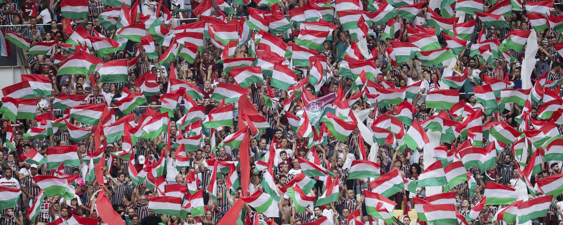 Torcedores do Fluminense agitam bandeiras antes da partida final da Copa Libertadores contra o Boca Juniors da Argentina, no estádio do Maracanã, no Rio de Janeiro, Brasil, sábado, 4 de novembro de 2023. (AP Photo/Bruna Prado) - Sputnik Brasil, 1920, 04.11.2023