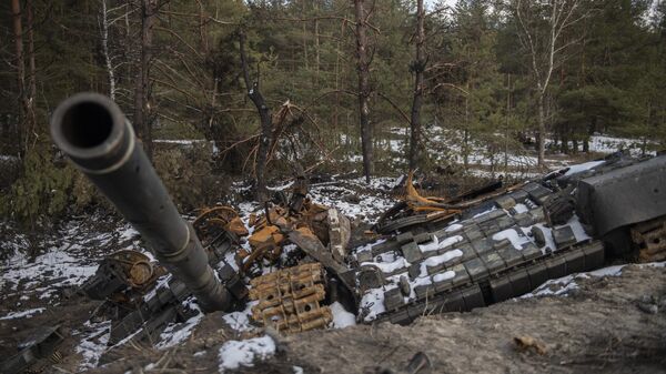 Um tanque das Forças Armadas ucranianas destruído é visto fora da cidade de Severodonetsk, na República Popular de Lugansk (RPL) - Sputnik Brasil