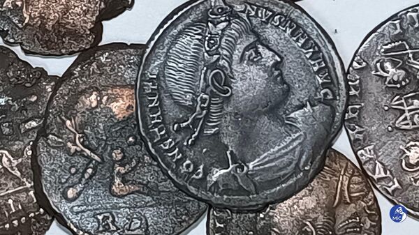 Tesouro de moedas de bronze datado da primeira metade do século IV d.C. descoberto perto da Sardenha, Itália - Sputnik Brasil
