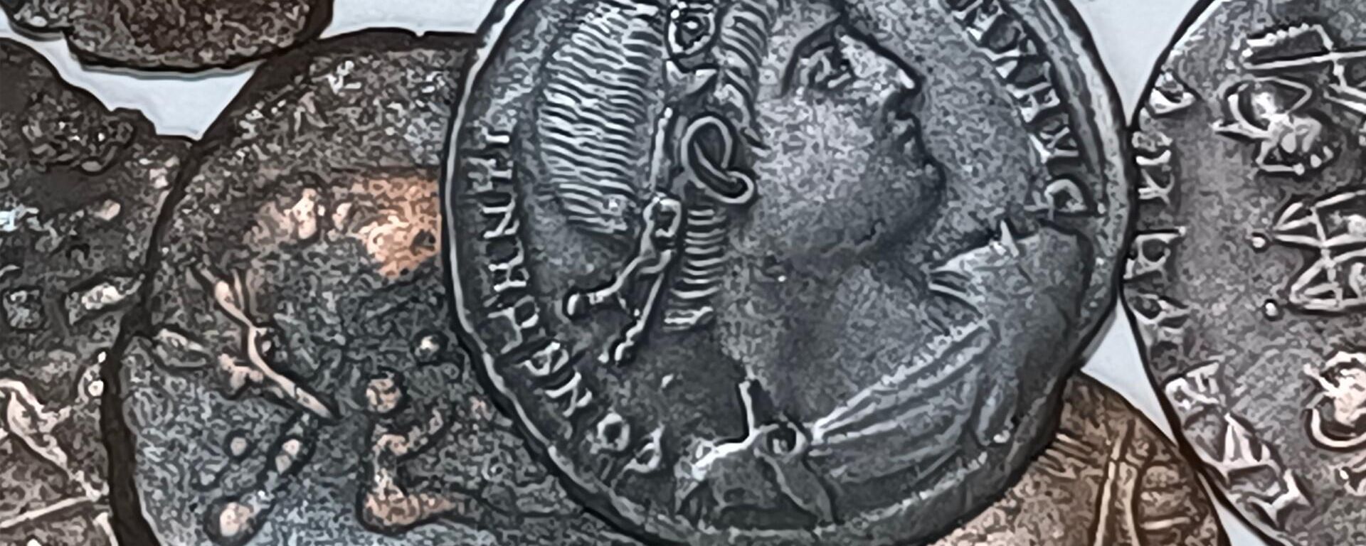 Tesouro de moedas de bronze datado da primeira metade do século IV d.C. descoberto perto da Sardenha, Itália - Sputnik Brasil, 1920, 14.08.2026