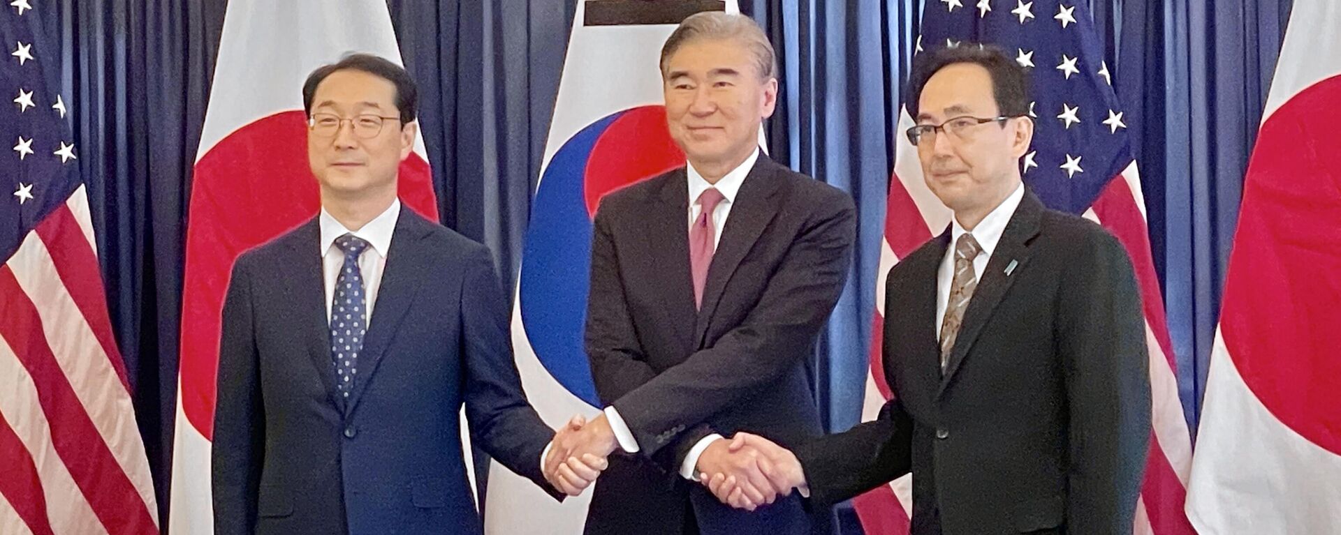 Gunn Kim, representante especial da Coreia do Sul para Assuntos de Paz e Segurança na Península Coreana (à esquerda); Sung Yong Kim, embaixador e representante especial dos EUA para a Coreia do Norte (no centro); e Namazu Hiroyuki, diretor-geral do Ministério das Relações Exteriores do Japão para o Departamento de Assuntos Asiáticos e Oceânicos (à direita), posam para fotógrafos após reunião sobre questões da Coreia do Norte em Jacarta, Indonésia, 17 de outubro de 2023 - Sputnik Brasil, 1920, 06.11.2023