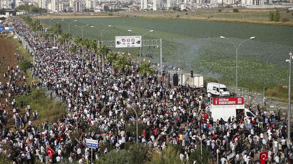 Pessoas se reúnem durante protesto para mostrar sua solidariedade com os palestinos do lado de fora da base aérea militar turco-americana Incirlik em Adana, Turquia, 5 de novembro de 2023 - Sputnik Brasil