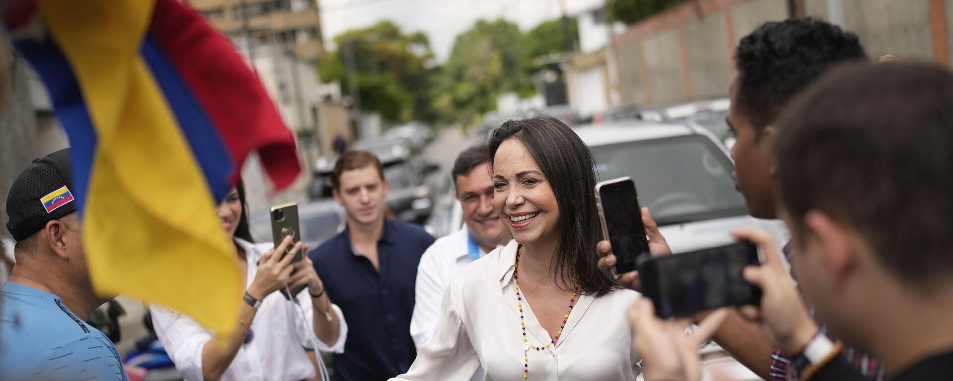 Apoiadores cumprimentam a candidata presidencial da oposição, Maria Corina Machado, em seção eleitoral para votar durante as eleições primárias da oposição em Caracas, Venezuela, domingo, 22 de outubro de 2023. - Sputnik Brasil, 1920, 10.10.2025