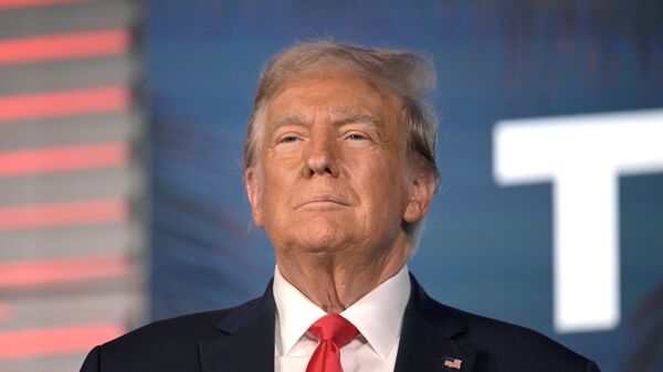 Donald Trump, ex-presidente dos EUA (2017–2021), antes de discursar na Cúpula da Liberdade do Partido Republicano da Flórida, em Kissimmee. Flórida, 4 de novembro de 2023 - Sputnik Brasil