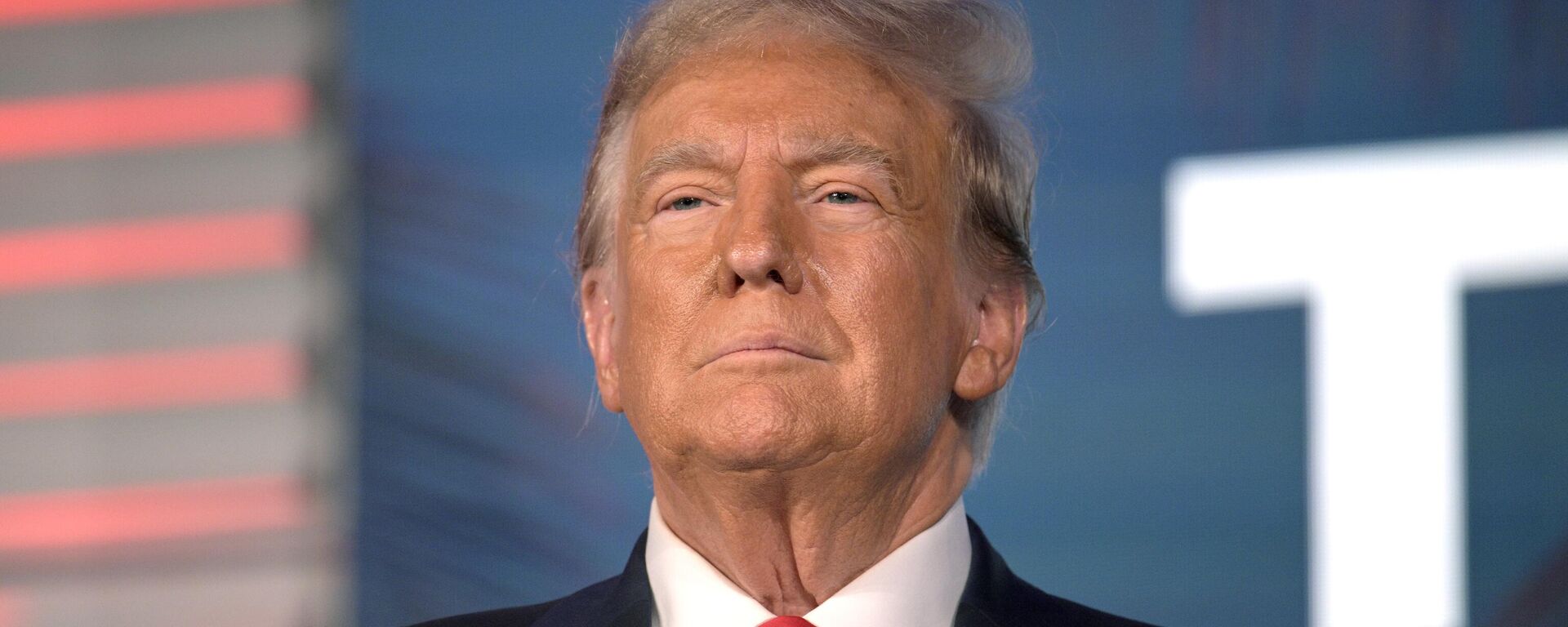 Donald Trump, ex-presidente dos EUA (2017-2021), antes de discursar na Cúpula da Liberdade do Partido Republicano da Flórida em Kissimmee, Flórida. EUA, 4 de novembro de 2023 - Sputnik Brasil, 1920, 06.11.2023