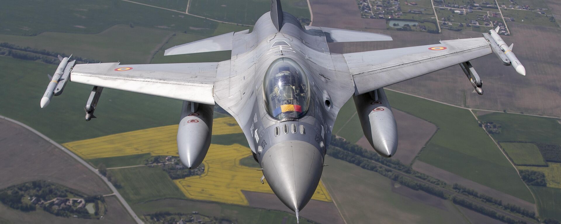 Um caça F-16 da Força Aérea portuguesa e um caça F-16 da Força Aérea romena que participam da Missão de Policiamento Aéreo do Báltico, da Organização do Tratado do Atlântico Norte (OTAN), operam no espaço aéreo da Lituânia, em 22 de maio de 2023 - Sputnik Brasil, 1920, 12.10.2024