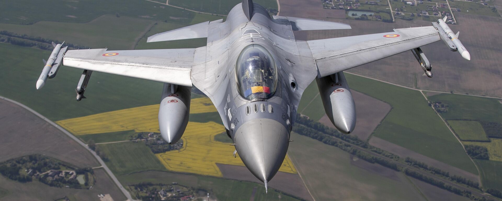 Um caça F-16 da Força Aérea portuguesa e um caça F-16 da Força Aérea romena participam da Missão de Policiamento Aéreo do Báltico, da Organização do Tratado do Atlântico Norte (OTAN), operando no espaço aéreo da Lituânia, em 22 de maio de 2023 - Sputnik Brasil, 1920, 01.07.2024