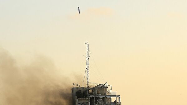 Bomba aérea guiada vai na direção da torre Al-Sharouk, durante um ataque aéreo israelense na cidade de Gaza em 12 de maio de 2021 - Sputnik Brasil