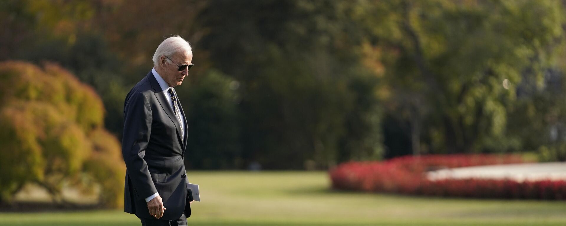 Presidente Joe Biden caminha pelos jardins da Casa Branca. Washington, 6 de novembro de 2023 - Sputnik Brasil, 1920, 11.05.2024