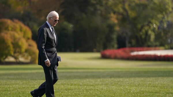 Presidente Joe Biden caminha pelos jardins da Casa Branca. Washington, 6 de novembro de 2023 - Sputnik Brasil
