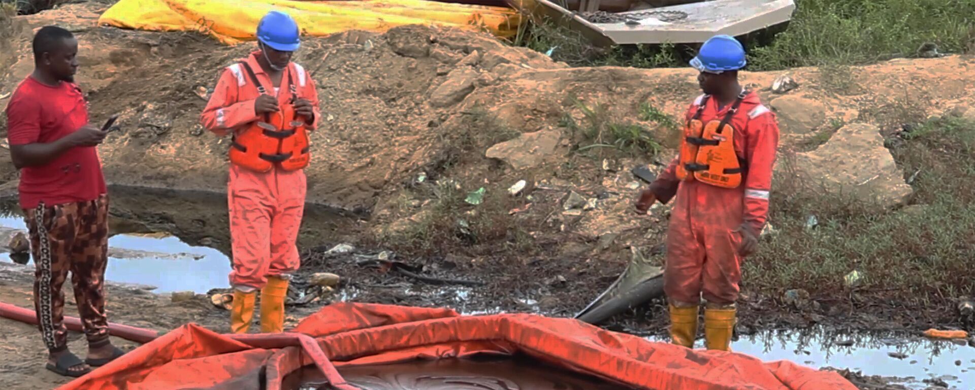 Trabalhadores ao lado de contêiner para coleta de resíduos de derramamento de óleo, em Ogoniland. Nigéria, 16 de junho de 2023 - Sputnik Brasil, 1920, 07.11.2023