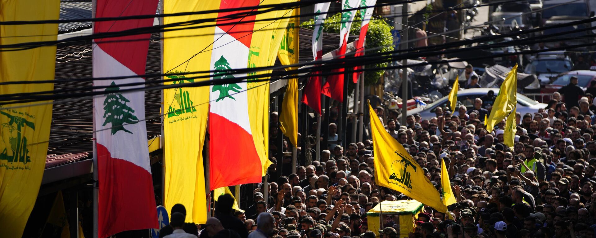 Sul de Beirute, Líbano, combatentes do Hezbollah carregam o caixão de seu camarada, Qassim Ibrahim Abu-Taam, que foi morto ao longo da fronteira sul do Líbano com Israel, em 6 de novembro de 2023 - Sputnik Brasil, 1920, 22.09.2024