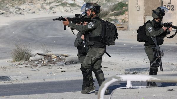 As tropas israelenses apontam suas armas durante confrontos com manifestantes palestinos na cidade de Al-Ram, na Cisjordânia, 27 de janeiro de 2023 - Sputnik Brasil