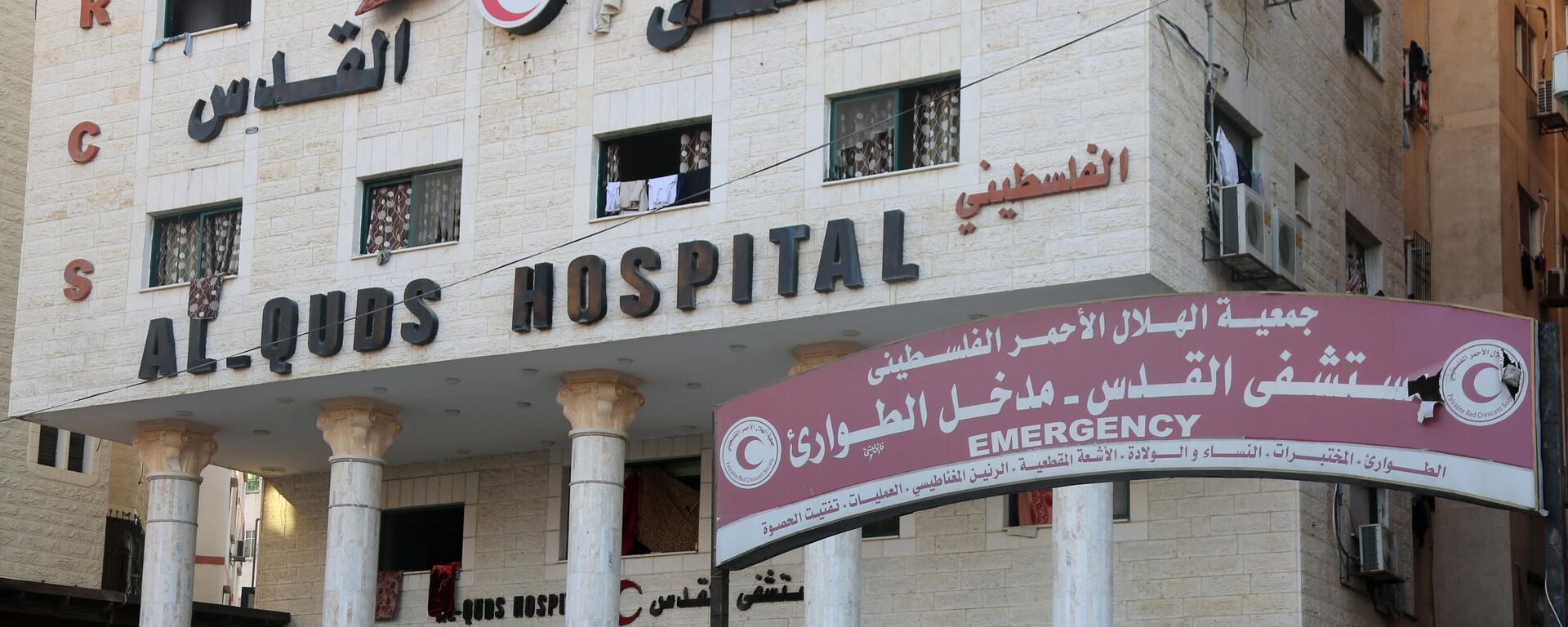 Pessoas esperam do lado de fora do hospital Al-Quds, na cidade de Gaza, em 29 de outubro de 2023 - Sputnik Brasil, 1920, 08.11.2023