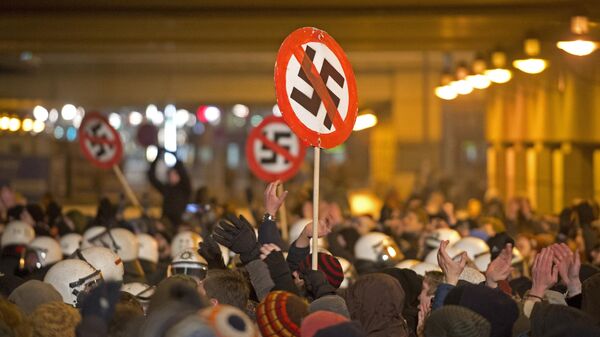 Manifestantes de esquerda protestam contra marcha de extrema-direita que marca o 67º aniversário dos bombardeios aliados durante a Segunda Guerra Mundial, em Dresden. Alemanha, 13 de fevereiro de 2013 - Sputnik Brasil