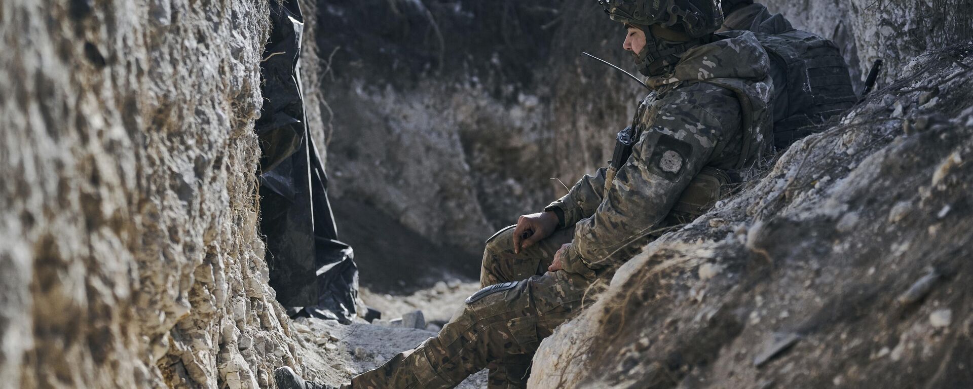 Soldados da Brigada de Assalto do 3º Exército Ucraniano das Forças de Operações Especiais (SSO) Azov em uma trincheira posicionada perto de Bakhmut, região de Donetsk. Ucrânia, 11 de fevereiro de 2023 - Sputnik Brasil, 1920, 24.11.2023