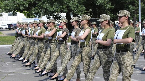 Mulheres soldados do Exército ucraniano usando salto alto em ensaio para uma parada em Kiev, em julho de 2018 - Sputnik Brasil