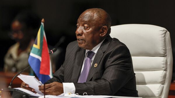 Presidente sul-africano, Cyril Ramaphosa faz comentários na sessão plenária durante a Cúpula do BRICS de 2023, no Centro de Convenções Sandton, em Joanesburgo, em 23 de agosto de 2023 - Sputnik Brasil
