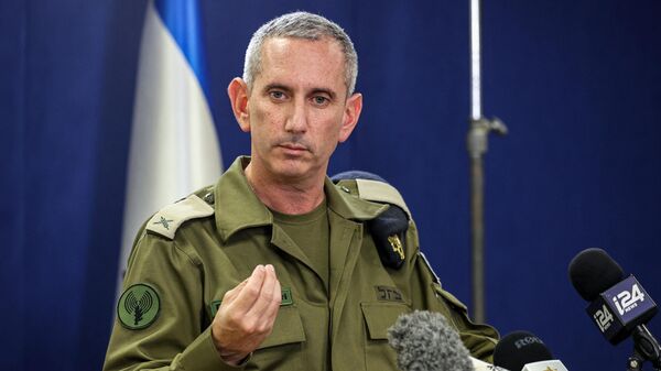 O porta-voz do Exército israelense, contra-almirante Daniel Hagari, fala à imprensa no Kirya, que abriga o Ministério da Defesa de Israel, em Tel Aviv. Israel, 18 de outubro de 2023 - Sputnik Brasil