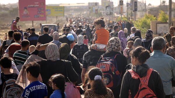 Famílias palestinas fogem da cidade de Gaza e de outras partes do norte da Faixa em direção às áreas do sul, em meio às contínuas batalhas entre Israel e o grupo palestino Hamas, em 9 de novembro de 2023 - Sputnik Brasil