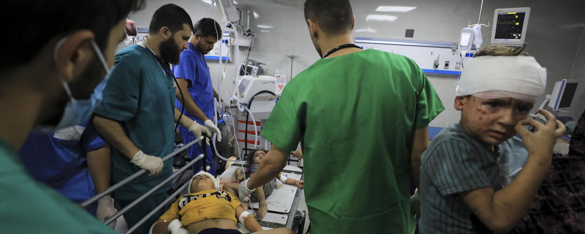 Médico palestino trata feridos após bombardeio israelense no hospital Al-Shifa. Gaza, 23 de outubro de 2023 - Sputnik Brasil, 1920, 14.11.2023