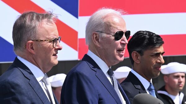 O primeiro-ministro do Reino Unido, Rishi Sunak (D), se encontra com o presidente dos EUA, Joe Biden, e o primeiro-ministro da Austrália, Anthony Albanese (E), na base naval de Point Loma em San Diego, EUA, 13 de março de 2023 - Sputnik Brasil