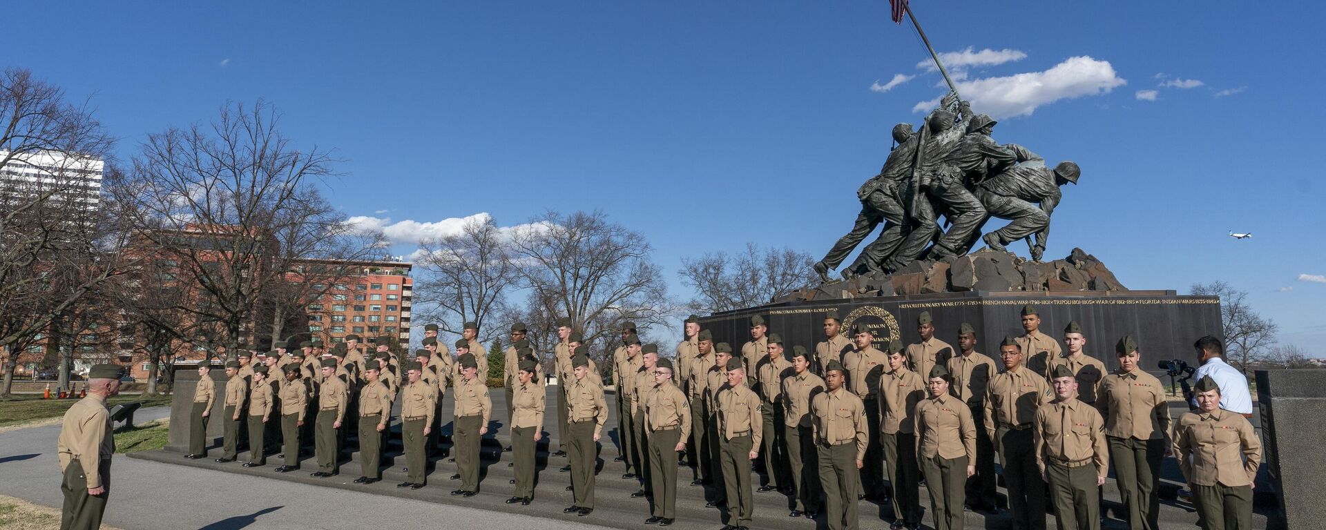 O Comandante Assistente do Corpo de Fuzileiros Navais, General Eric Smith, fala com os Fuzileiros Navais dos EUA do 2º Grupo de Logística da Marinha de Camp Lejeune, N.C., enquanto eles se alistam no Memorial do Corpo de Fuzileiros Navais dos EUA, 23 de fevereiro de 2023 - Sputnik Brasil, 1920, 10.08.2025