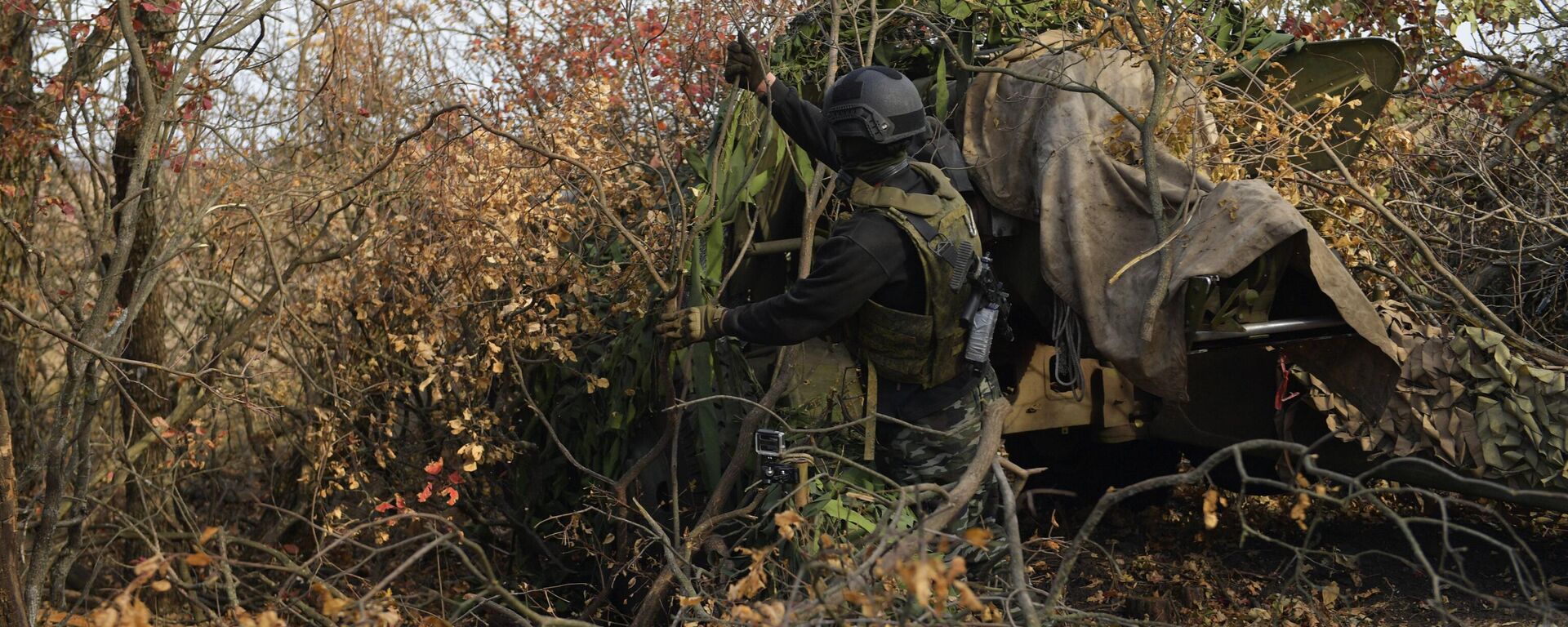 Artilheiro das Forças Armadas da Rússia durante combates contra as posições das Forças Armadas da Ucrânia usando canhão de 152 mm Giatsint-B na direção de Zaporozhie, na área da operação militar especial, foto publicada em 1º de novembro de 2023 - Sputnik Brasil, 1920, 18.12.2023