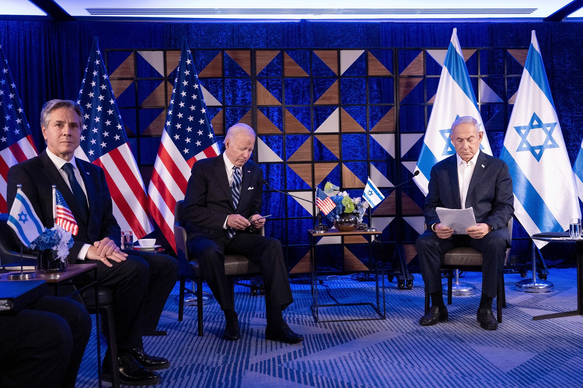 Da esquerda para a direita: o secretário de Estado dos EUA, Antony Blinken; o presidente dos EUA, Joe Biden; e o primeiro-ministro de Israel, Benjamin Netanyahu. Os três participam de uma reunião do gabinete de guerra israelense em Tel Aviv, em 18 de outubro de 2023 - Sputnik Brasil, 1920, 08.08.2024