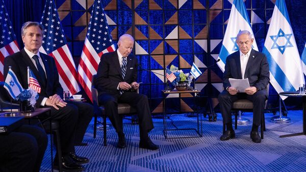 Da esquerda para a direita: o secretário de Estado dos EUA, Antony Blinken; o presidente dos EUA, Joe Biden; e o primeiro-ministro de Israel, Benjamin Netanyahu. Os três participam de uma reunião do gabinete de guerra israelense em Tel Aviv, em 18 de outubro de 2023 - Sputnik Brasil