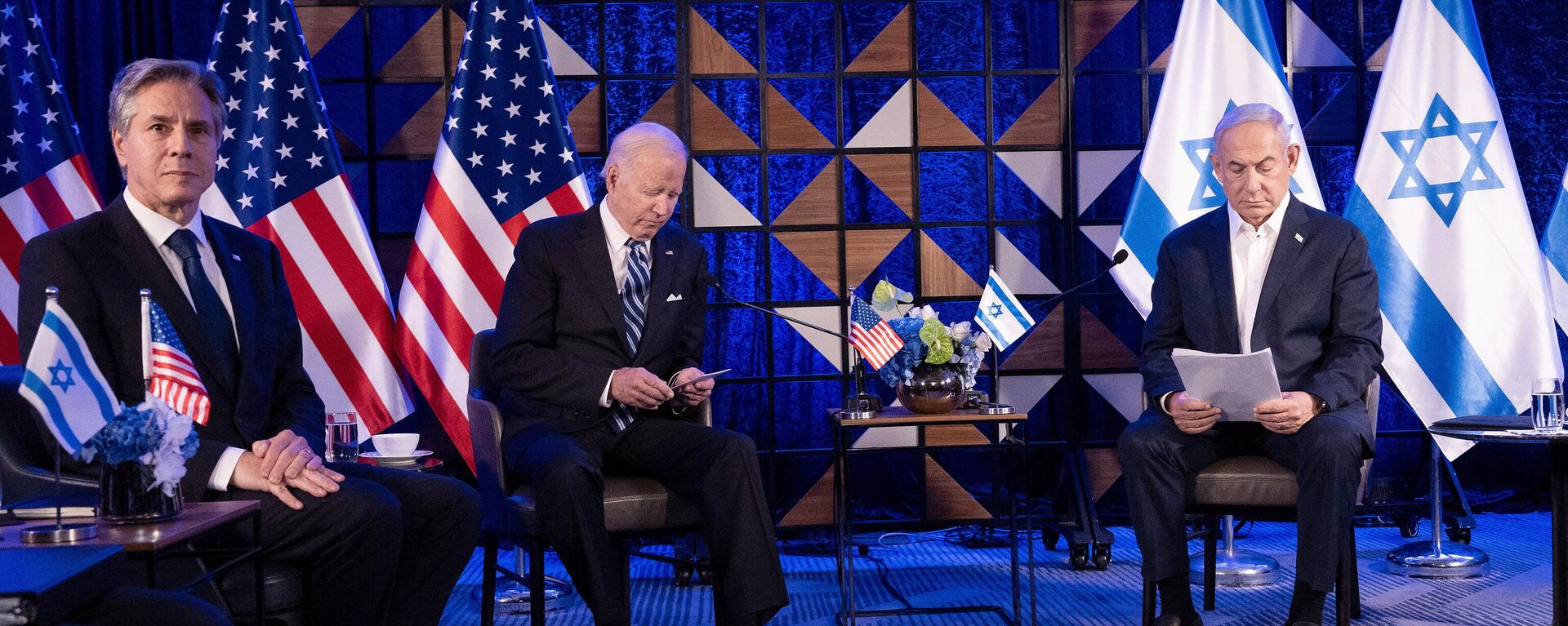 O Secretário de Estado dos EUA Antony Blinken (3º L) e o Presidente dos EUA Joe Biden (4º L) ouvem o primeiro-ministro de Israel, Benjamin Netanyahu, enquanto participam de uma reunião do gabinete de guerra israelense em Tel Aviv em 18 de outubro de 2023 - Sputnik Brasil, 1920, 10.11.2023