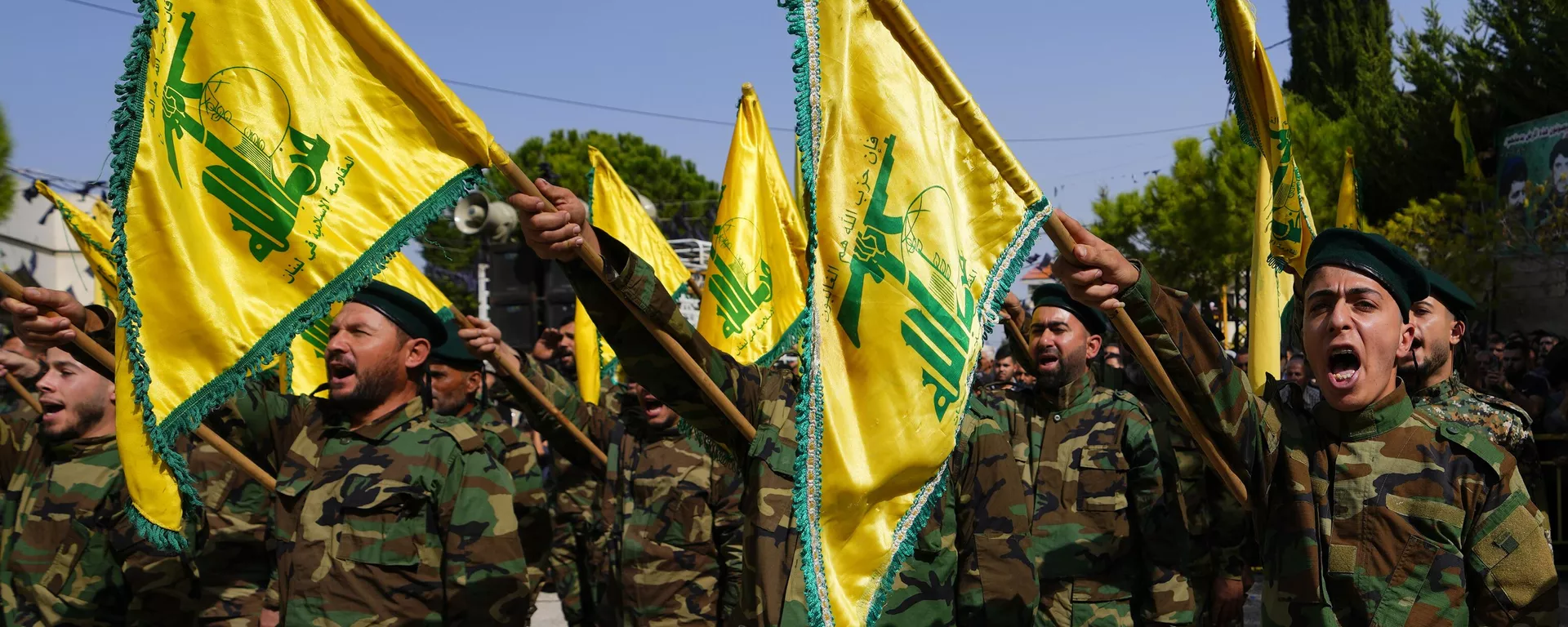 Combatentes do Hezbollah levantam a bandeira do grupo e gritam palavras de ordem enquanto assistem ao cortejo fúnebre de combatente morto por bombardeios israelenses, em Majadel. Líbano, 22 de outubro de 2023 - Sputnik Brasil, 1920, 01.07.2024