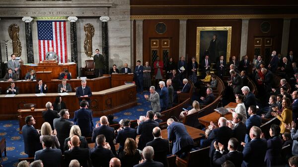 Membros da Câmara dos Representantes dos EUA aplaudem enquanto Kevin McCarthy, ex-presidente da Câmara, discursa antes da terceira votação para eleger um novo presidente da Câmara, no Capitólio dos EUA, em Washington, D.C. EUA, 20 de outubro de 2023 - Sputnik Brasil