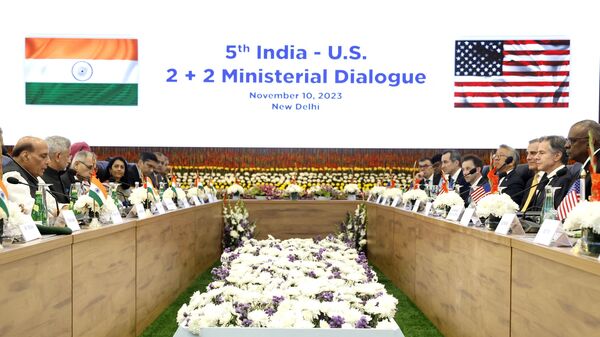 O secretário de Estado dos EUA, Antony Blinken (segundo da direita para a esquerda, no lado direito), o ministro das Relações Exteriores da Índia, Subrahmanyam Jaishankar (segundo da esquerda para a direita, no lado esquerdo), o secretário de Defesa dos EUA, Lloyd Austin (primeiro da direita para a esquerda, no lado direito), e seu homólogo indiano, Rajnath Singh (primeiro da esquerda para a direita, no lado esquerdo), participam do diálogo ministerial Índia-EUA '2+2', em Nova Deli. Índia, 10 de novembro de 2023 - Sputnik Brasil