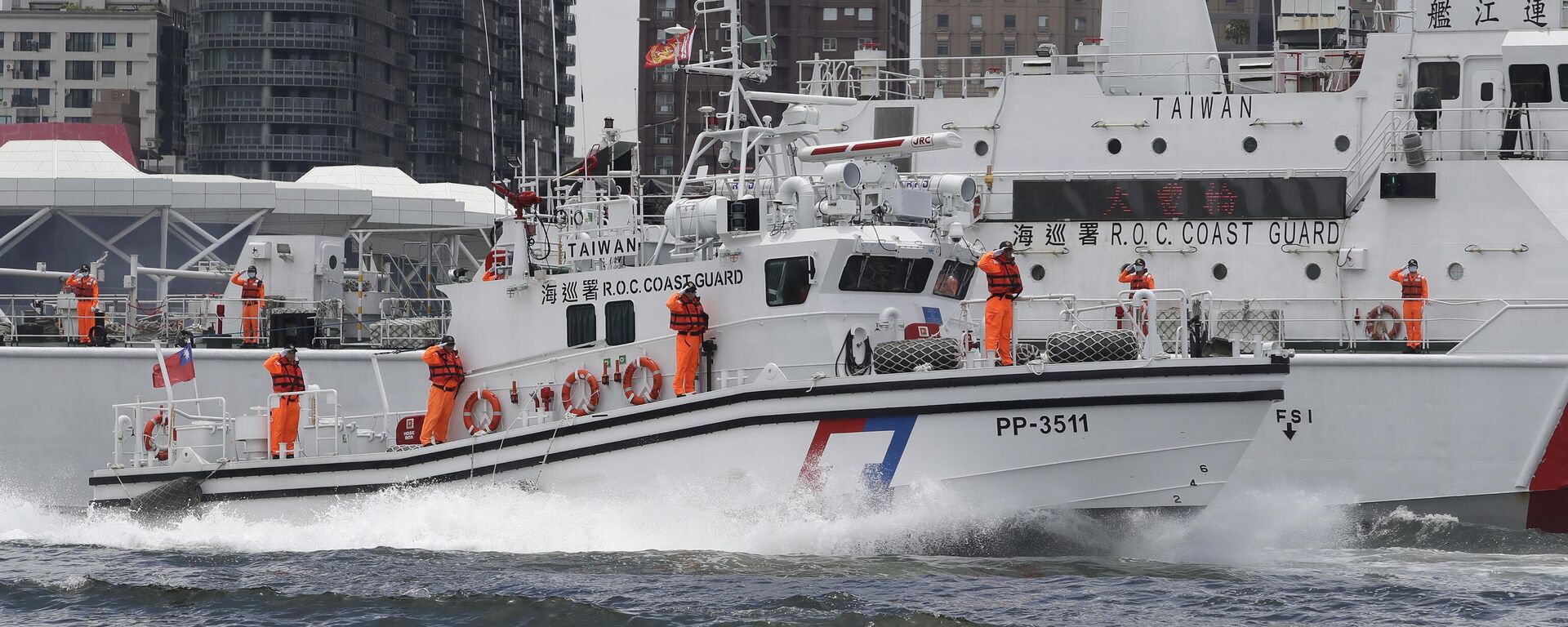 Membros da tripulação da Guarda Costeira de Taiwan durante exercício antiterrorismo costeiro fora do porto de Kaohsiung. Taiwan, 10 de junho de 2023 - Sputnik Brasil, 1920, 08.03.2026