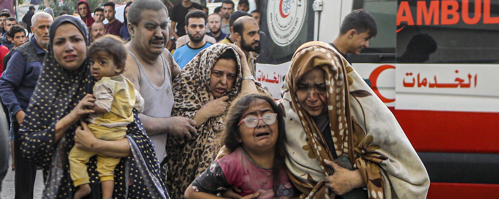 Palestinos tentam fugir de hospital atacado pelo Exército de Israel. Cidade de Gaza, 16 de outubro de 2023 - Sputnik Brasil, 1920, 12.11.2023