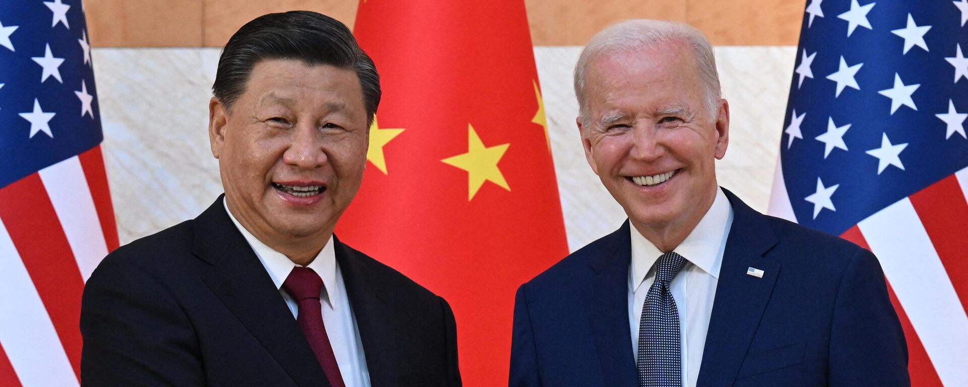 Xi Jinping (à esquerda) e Joe Biden (à direita), presidentes da China e dos EUA, respetivamente, apertam as mãos enquanto se reúnem à margem da Cúpula do G20 em Nusa Dua, Bali, Indonésia, 14 de novembro de 2022 - Sputnik Brasil, 1920, 11.11.2023