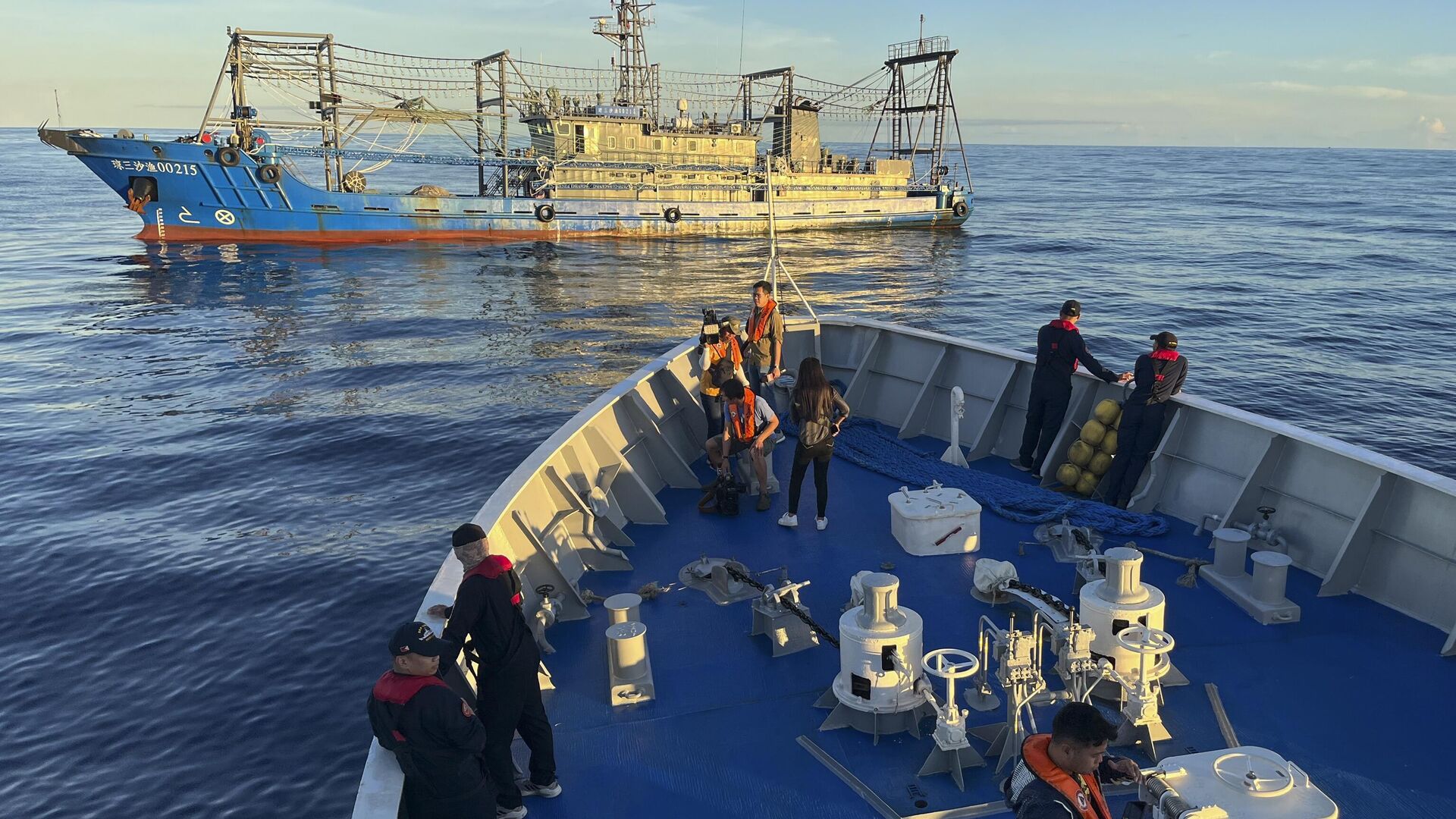 Suposto navio da milícia chinesa bloqueia navio da guarda costeira filipina BRP Cabra ao se aproximar do Second Thomas Shoal, conhecido localmente como banco de areia, durante missão de reabastecimento no disputado mar do Sul da China, 10 de novembro de 2023 - Sputnik Brasil, 1920, 11.11.2023