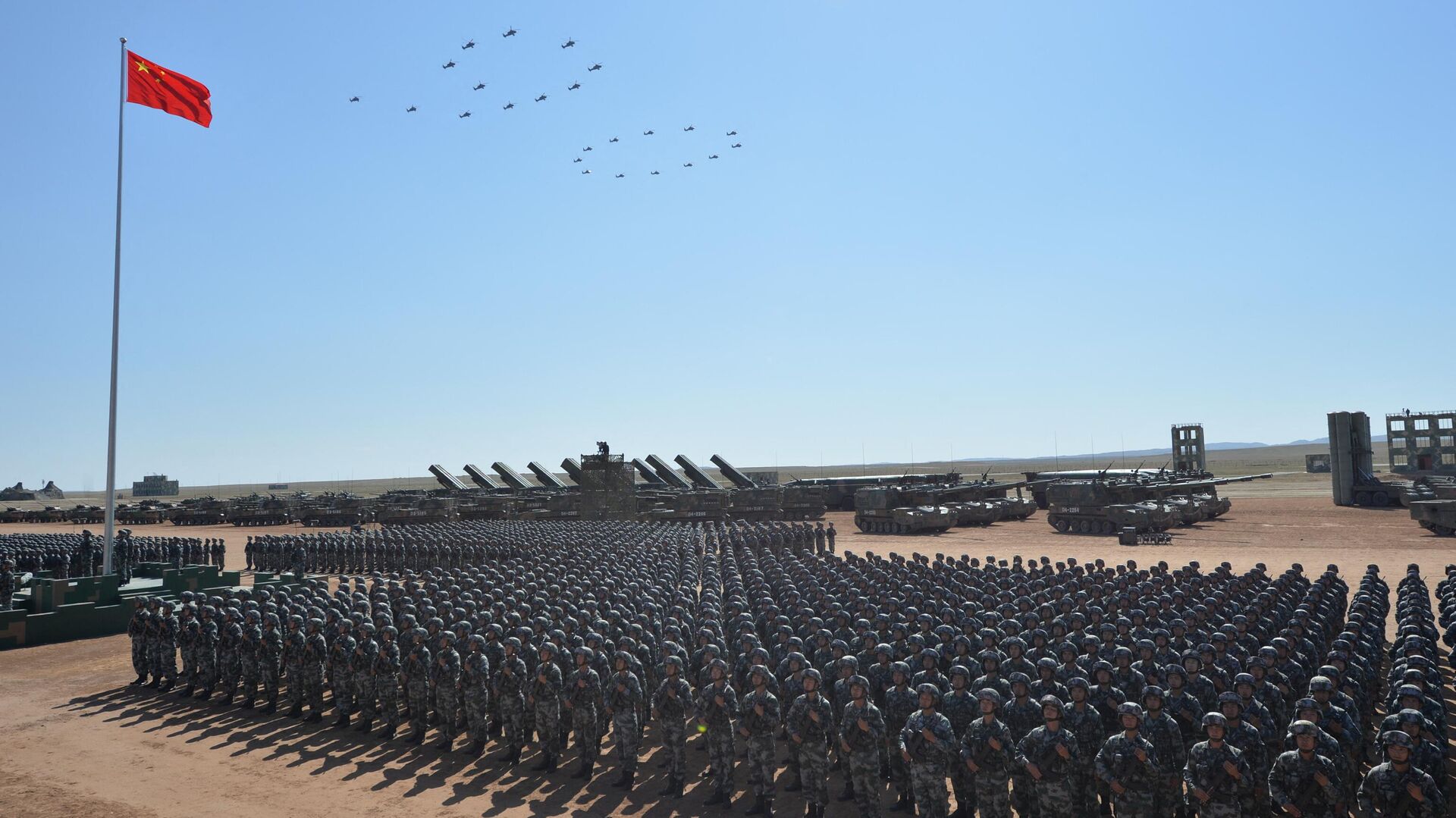 Helicópteros militares chineses voam em formação para fazer o número “90” durante um desfile militar na base de treinamento de Zhurihe, na região norte da Mongólia Interior, no norte da China (foto de arquivo) - Sputnik Brasil, 1920, 11.11.2023
