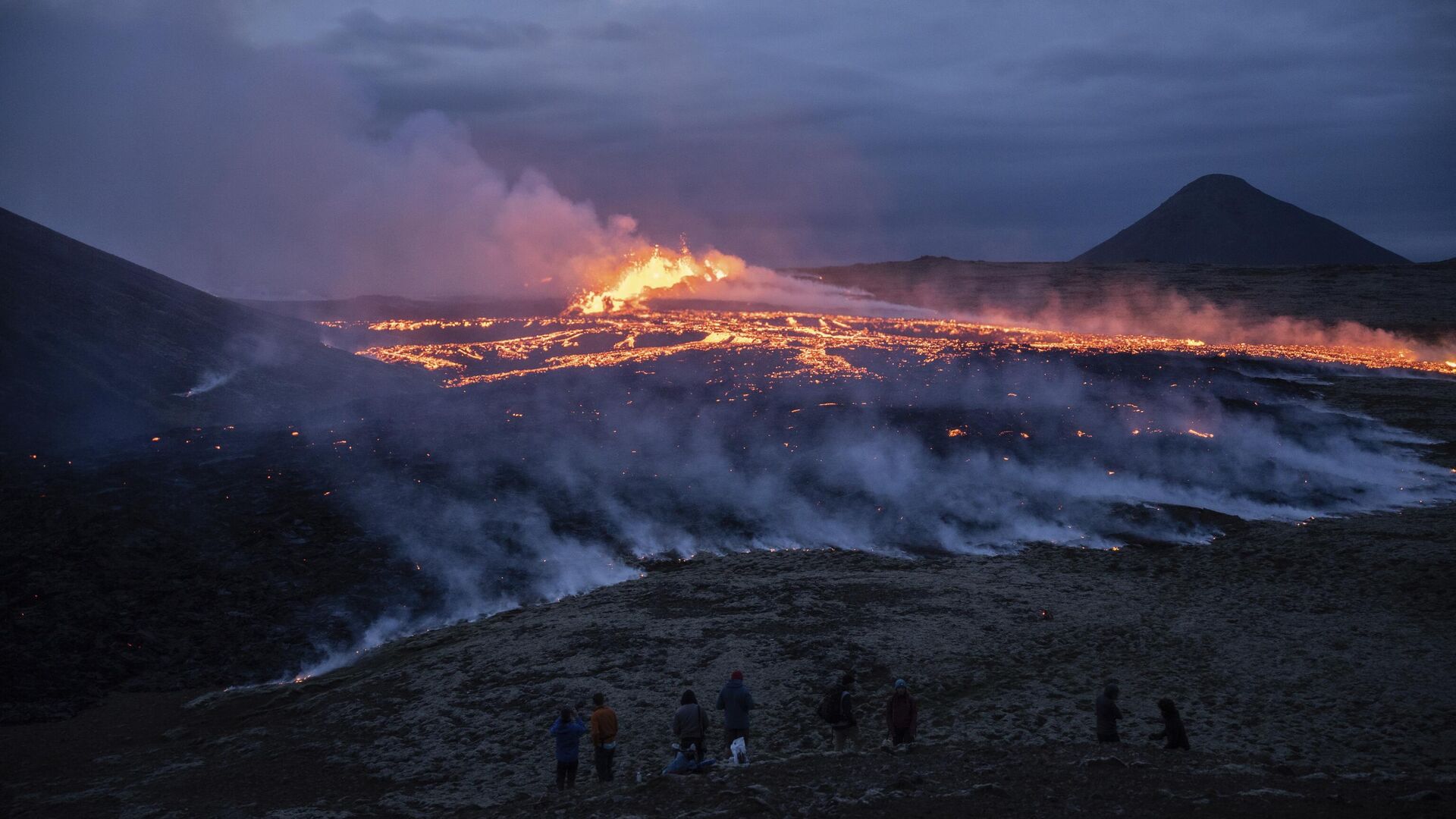 Lava emerge de uma fissura do vulcão Fagradalsfjall perto da montanha Litli-Hrútur, cerca de 30 quilômetros (19 milhas) a sudoeste de Reykjavik, Islândia, 10 de julho de 2023 - Sputnik Brasil, 1920, 11.11.2023
