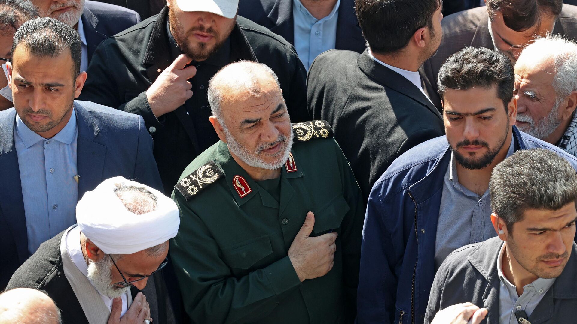 Hossein Salami, comandante do Corpo de Guardiões da Revolução Islâmica (IRGC, na sigla em inglês) (no centro), participa de procissão fúnebre de dois membros do IRGC mortos por Israel na Síria, em Teerã, Irã, 4 de abril de 2023 - Sputnik Brasil, 1920, 11.11.2023