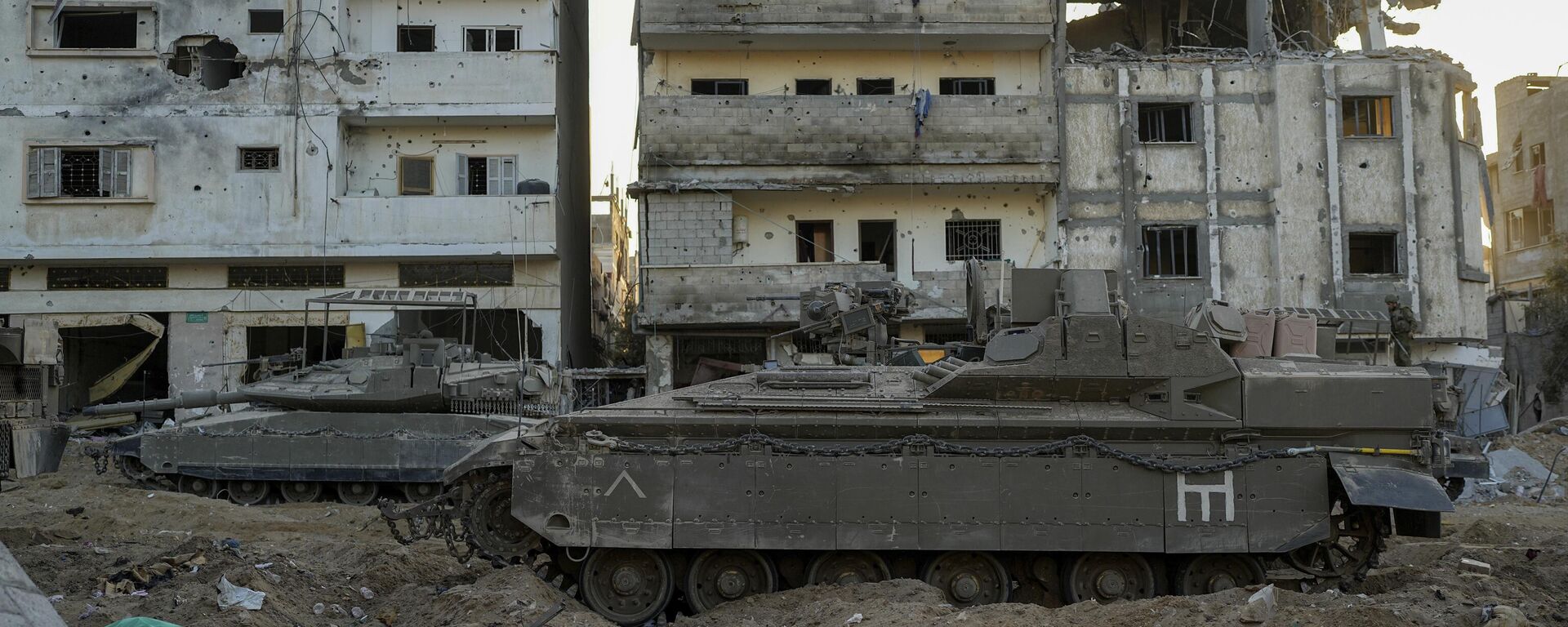 Tanques de guerra israelenses em meio a prédios palestinos destruídos pelo conflito. Faixa de Gaza, 11 de novembro de 2023 - Sputnik Brasil, 1920, 16.11.2023