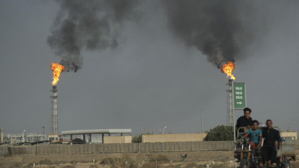 Uma imagem mostra o campo petrolífero Halfaya, pertencente à empresa PetroChina, no distrito de al-Kahla, na cidade de Amara, ao sul de Bagdá, em 26 de julho de 2022. - Sputnik Brasil
