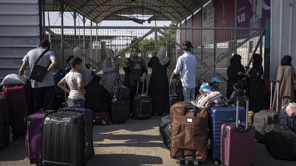 Palestinos aguardam liberação para deixar o território em meio à guerra. Faixa de Gaza, 1 de novembro de 2023 - Sputnik Brasil
