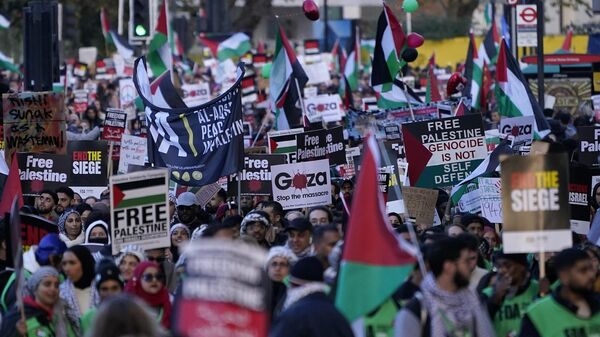Manifestantes com placas pró-palestina em ato que lotou praças e ruas. Londres, 11 de novembro de 2023 - Sputnik Brasil