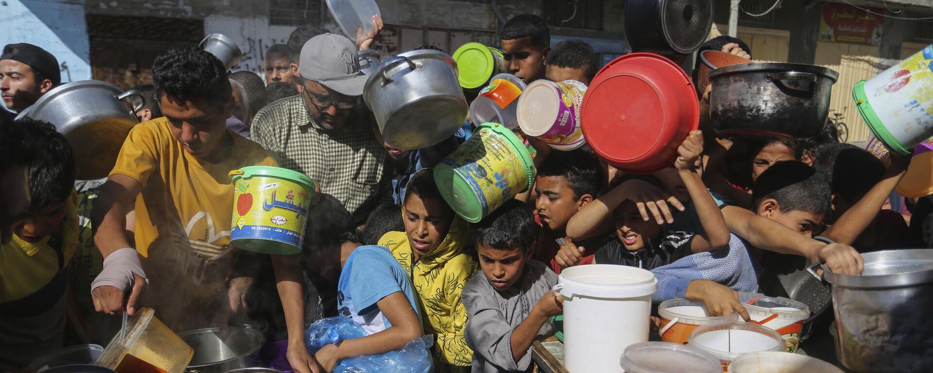 Palestinos durante distribuição de comida por agências internacionais que seguem no território em meio ao conflito com Israel. Faixa de Gaza, 8 de novembro de 2023 - Sputnik Brasil, 1920, 15.11.2023