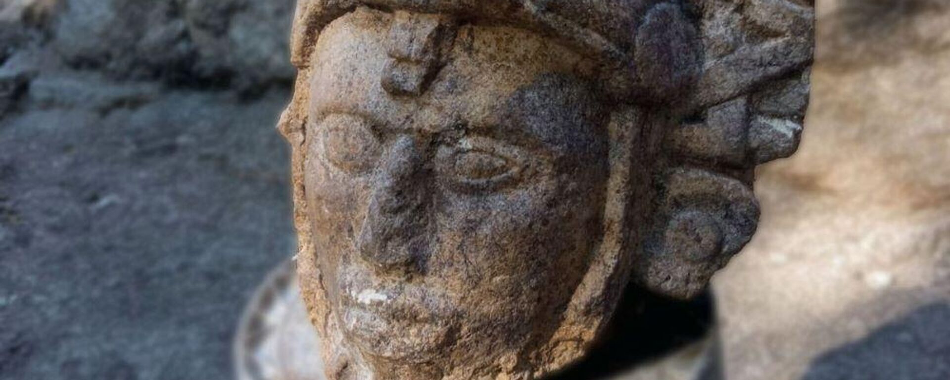 Uma antiga escultura antropomorfa da cabeça de um guerreiro maia vestindo a cabeça de uma cobra como elmo foi descoberta em Chichén Itzá, Yucatán, México - Sputnik Brasil, 1920, 18.02.2026