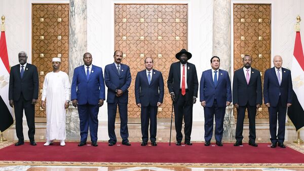 Da direita para a esquerda, Ahmed Gheit, secretário-geral da Liga Árabe; Abiy Ahmed, primeiro-ministro da Etiópia; Mohamed Al-Menfi, presidente do Conselho Presidencial da Líbia; Salva Kiir, presidente do Sudão do Sul; Abdel-Fattah al-Sisi, presidente do Egito; Isaias Afevorki, presidente da Eritreia; Faustin-Archange Touadera, presidente da República Centro-Africana; Idriss Deby, presidente do Chade; presidente da União Africana, Moussa Mahamat, posam para foto de grupo no Palácio Presidencial no Cairo, Egito, 13 de julho de 2023 - Sputnik Brasil