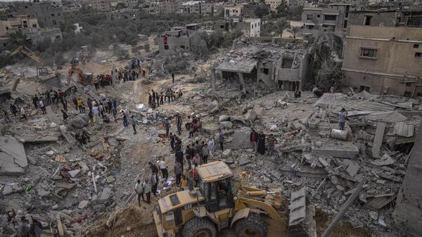 Bairro inteiro fica destruído após vários ataques aéreos de Israel na região sul da Faixa de Gaza. Khan Younis, 12 de novembro de 2023 - Sputnik Brasil